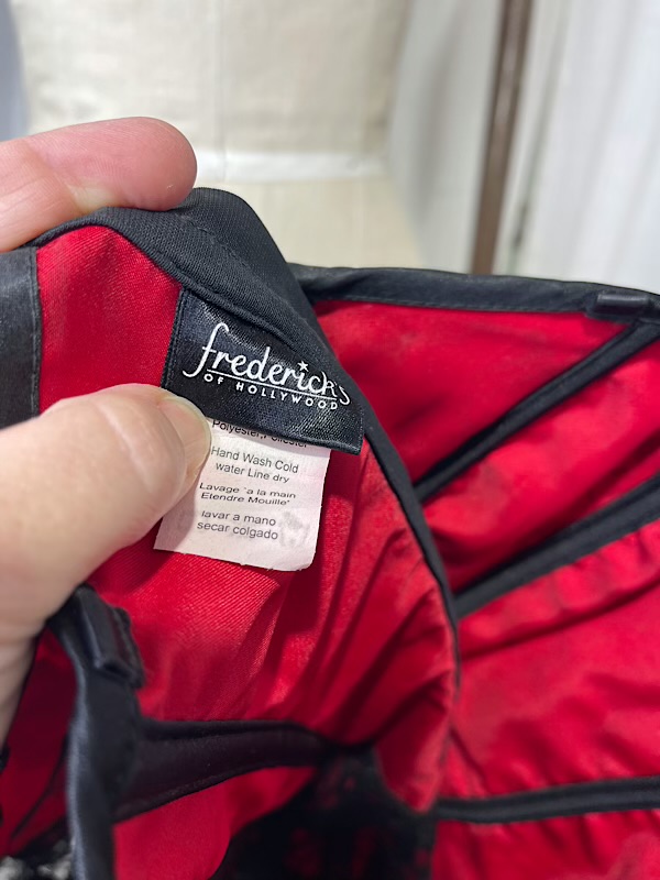 la boudoir miami vintage y2k fredericks of hollywood red and black lace corset (1)