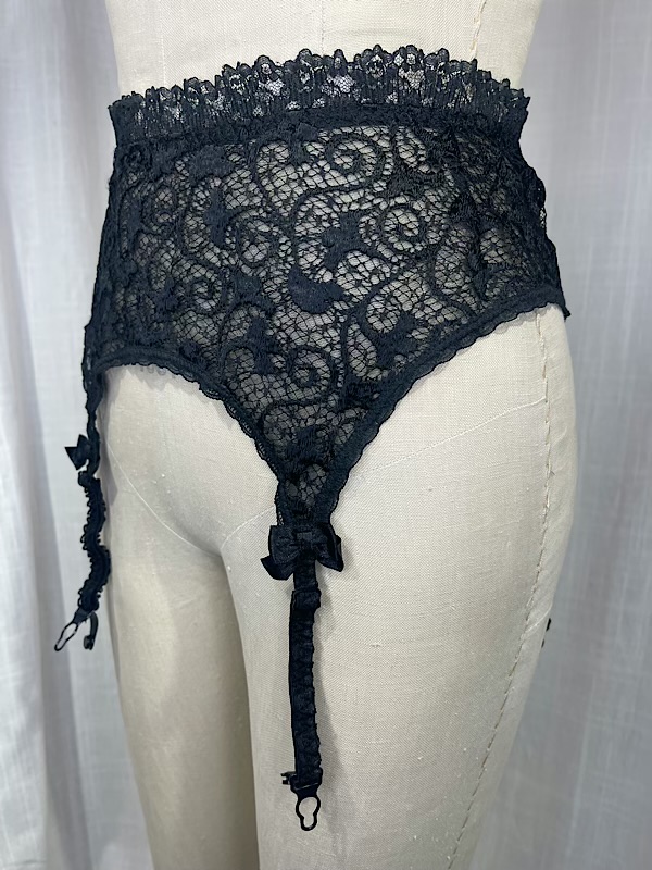 la boudoir miami vintage 90s victorias secret black lace garter belt (2)
