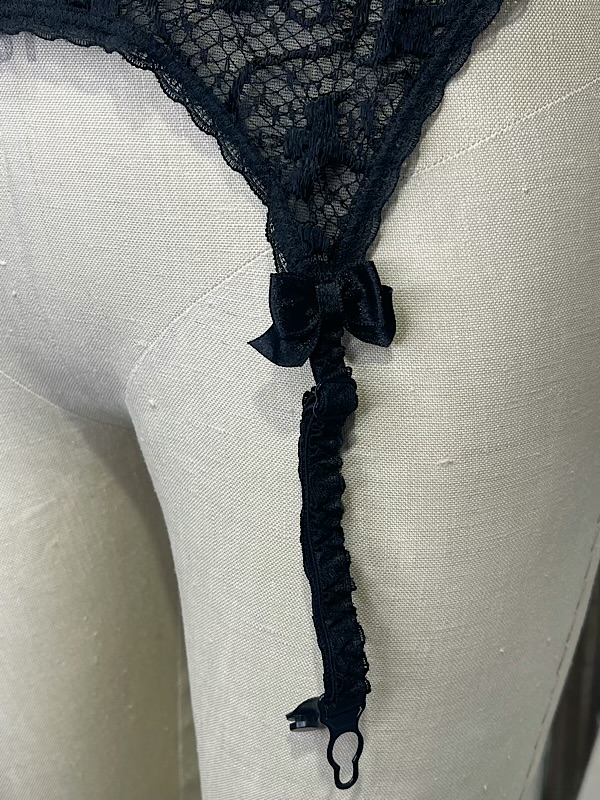 la boudoir miami vintage 90s victorias secret black lace garter belt (2)