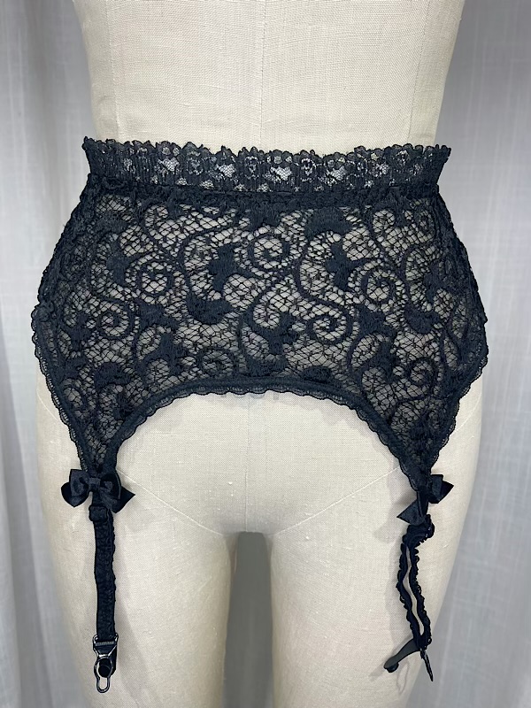 la boudoir miami vintage 90s victorias secret black lace garter belt (2)