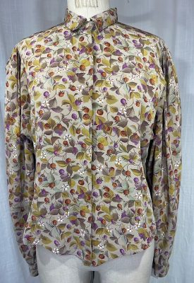 la boudoir miami vintage 70s strawberry and blueberry print button down blouse with pleated sleeves (2)